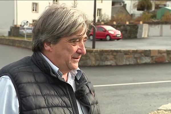 Bernard Bastide, maire de Nasbinals n'ira pas au congrès des maires de France. Notre équipe l'a suivi dans son quotidien.