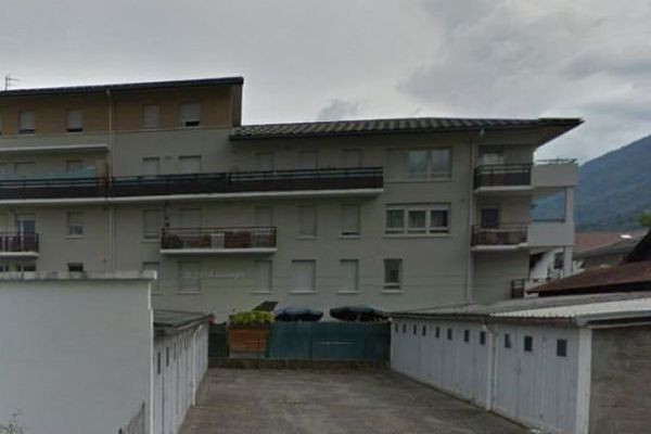 Le locataire a mis le feu à son appartement, situé  deuxième étage de cet immeuble, 70 rue Commandant Dubois, à Albertville