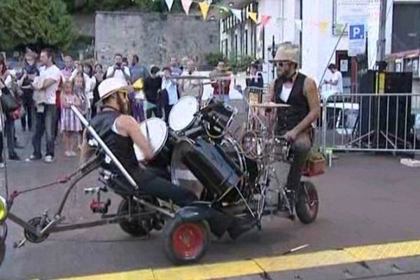 Des batteurs du coin assurent l'intermède lors du festival Musique en Omois. (France 3 Picardie)