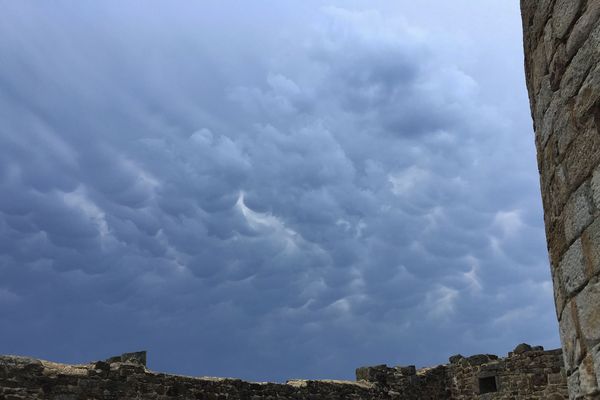 Le ciel menaçant au-dessus du château de Portes dans le Gard