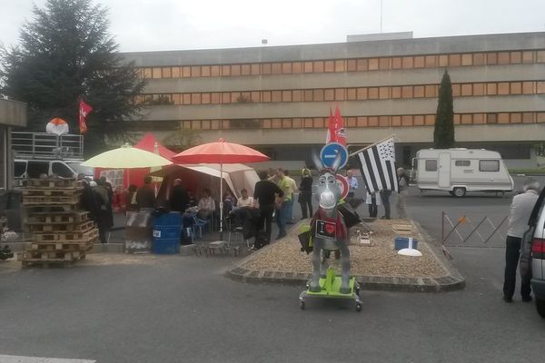 Les salariés devant l'usine cet après-midi en attendant la décision du juge