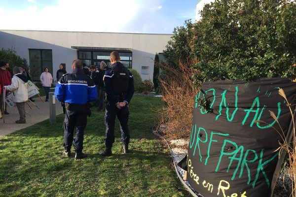 Un cinquantaine de militants ont cherché à s'opposer au vote des élus du Pays de Retz. Peine perdue.