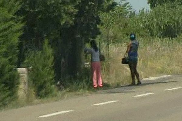 Rochefort-du-Gard - des prostituées attendent le client le long de la RN.100 - archives