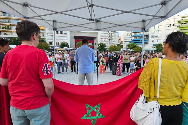 Une centaine de personnes s'est rassemblée place de la République, ce lundi soir à Limoges.