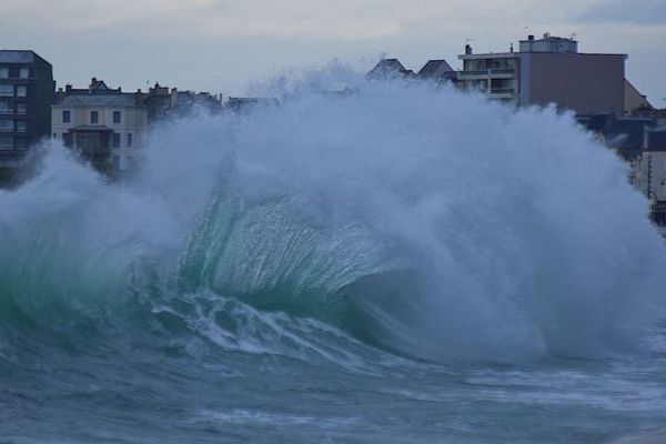 Vague sur Saint-Malo