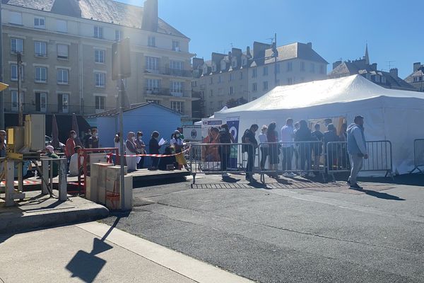 Le centre éphémère de vaccination a rencontré un franc succès, place Courtonne à Caen. 