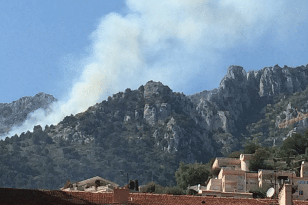 Feu de broussailles au bord de l'autoroute A8 à Roquebrune-Cap Martin dans les Alpes-Maritimes