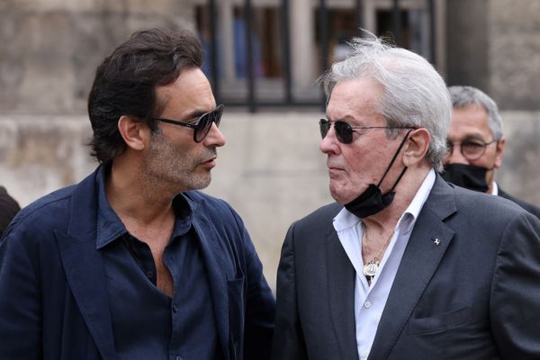 Anthony Delon et son père Alain aux funérailles de Jean-Paul Belmondo en 2021.