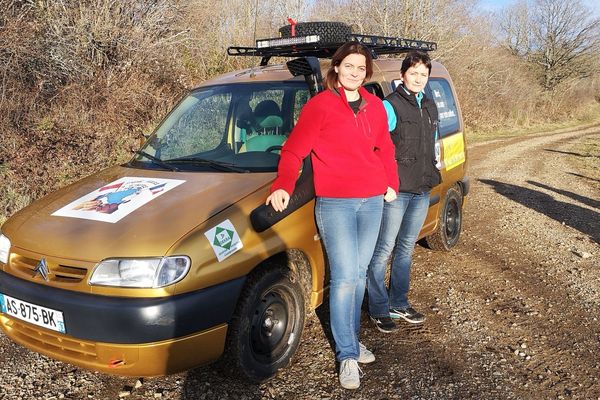 Le sergent Stéphanie Lucas et le lieutenant Sandrine Pouzadoux seront sur la ligne de départ le 9 février du Bab El Raid, 5000km entre La Rochelle et Marrakech. 