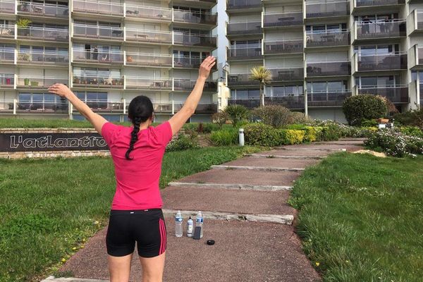 Une séance de gym, au balcon, pour garder la forme en ces temps confinés à Concarneau