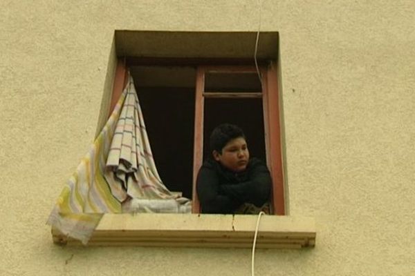 Sans autre solution de logement, en Auvergne des familles Roms vivent dans des cabanes insalubres ou dans des maisons vides, sans eau ni électricité.