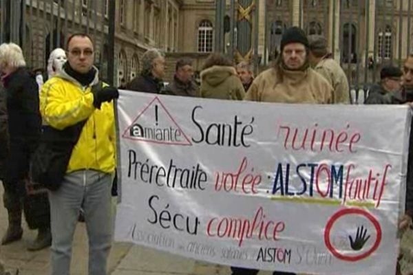 Plusieurs centaines de personnes sont venues manifester en février dernier à Paris pour réclamer un procès de l'amiante