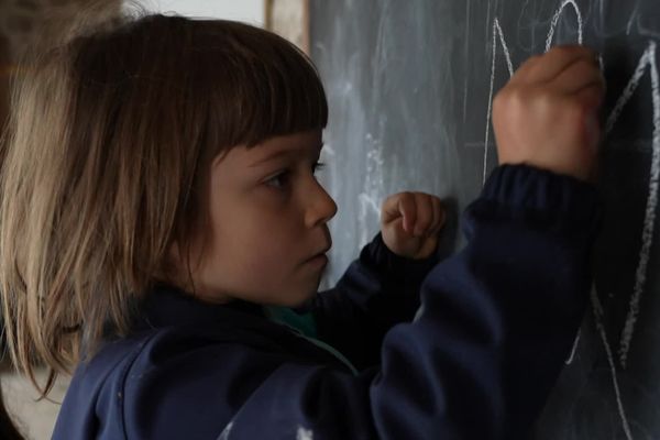 Un tableau noir et des craies, pour écrire ou dessiner, un des plaisirs offert aux élèves de l'école de Davignac