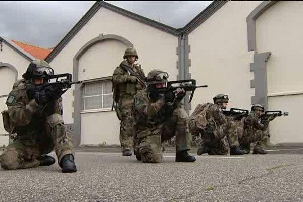 Au 92ème régiment d'infanterie de Clermont-Ferrand, c'est le temps de l'entraînement pour ceux qui se sont engagés juste après les attentats de Charlie Hebdo.