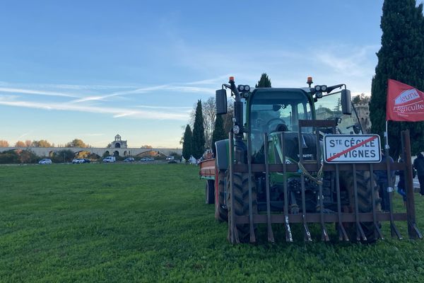 Après avoir bloqué un sens de circulation sur le pont de l'Europe pendant quelques heures, les agriculteurs du Vaucluse se sont dirigés vers le pont d'Avignon.