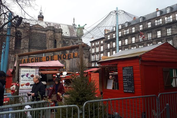 Comme tous les ans, les chalets ont pris leur quartier place de la Victoire, à Clermont-Ferrand, du 24 novembre au 31 décembre 2017. 