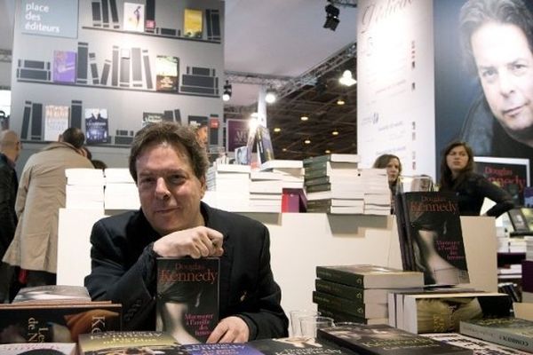 L'écrivain américain, Douglas Kennedy lors du 34ème Salon du Livre de Paris, le 22 mars 2014