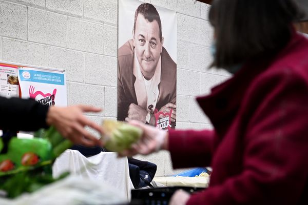 Les Restos du Cœur ont été fondés par Coluche en 1985. L'association est reconnue d'utilité publique et a pour but ont pour but d'apporter une aide aux personnes contraintes de vivre dans la précarité.