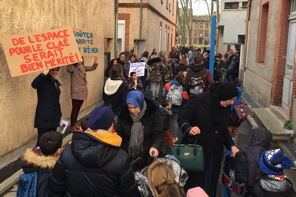 Une cinquantaine de parents d'élèves se sont rassemblés pour protester contre la vétusté et le manque de sécurité de l'école Falguière à Toulouse.