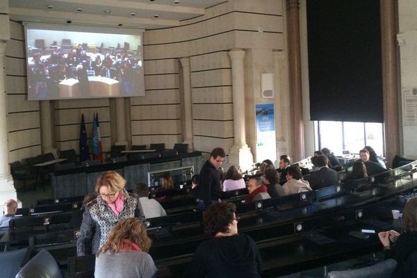 Les fonctionnaires s'installent dans l'ancien hémicycle du conseil régional Poitou-Charentes