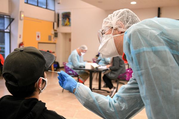 Pour éviter la contamination générale pendant les fêtes, les autorités de santé recommandent de se faire dépister en cas de doute.