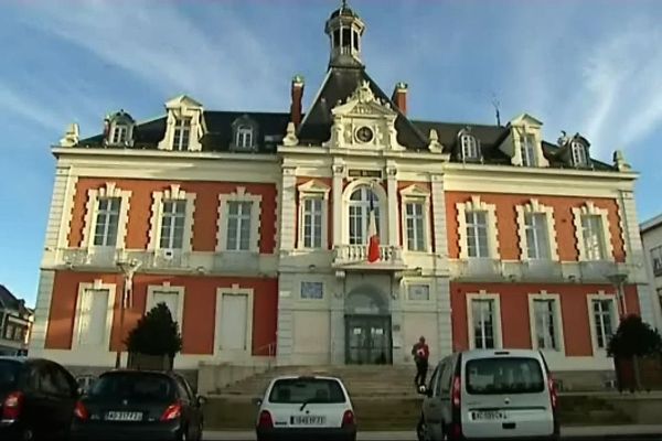 La mairie de Montceau-les-Mines, sans sa banderole "Je suis Charlie"