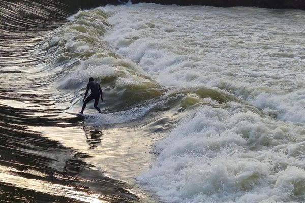 Un surfeur sur le Doubs à Besançon le 5 janvier 2025.