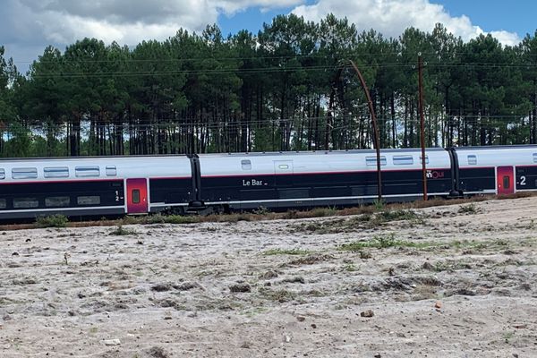 Le TGV Hendaye - Paris bloqué toute la nuit de dimanche à lundi en pleine voie dans les Landes. Ses passagers sont arrivés à destination avec plus de 20 heures de retard.