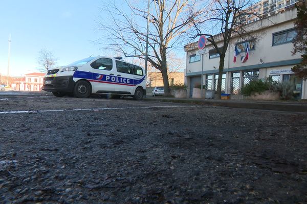 En 48 heures, deux nouveaux véhicules de police endommagés par les flammes devant le commissariat de Firminy (Loire). 14/12/21