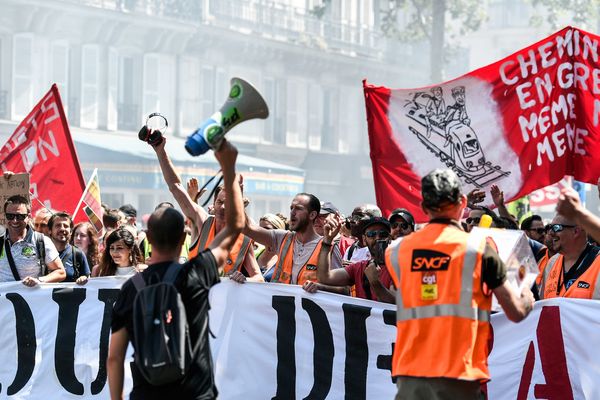 Un groupe de manifestants à Paris, le 28 juin 2018, rassemblés pour la défense du service public et contre la réforme de la SNCF.