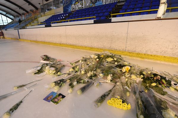 Des fleurs en hommage à Hugo sur la patinoire de Dunkerque. 