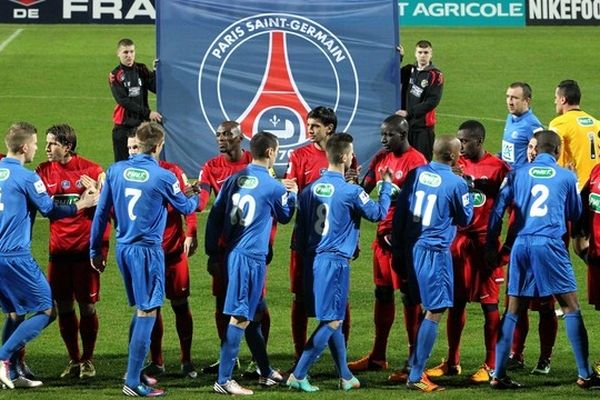 Les joueurs du PSG et d'Arras avant le match.