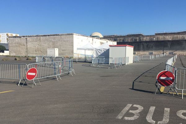 Mise en place d'un drive pour des tests Covid-19 à Saint-Nazaire, le 1er avril 2020