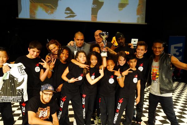 Les "Tribal Kidz" victorieux du battle" posent avec Neguin (Red Bull BC One All Stars) venu spécialement de Rio.