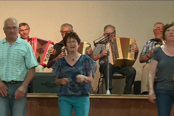 Les Viodenaïres assurent le bal tous les lundis soir à Cantoin dans l'Aveyron