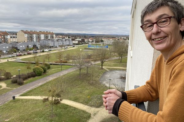 Romilly-sur-Seine (Aube), 15 000 habitants, un passé industriel pas si lointain. Magali à sa fenêtre dans le quartier des Lumières.