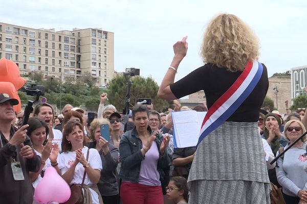 De nombreuses personnes sont venues écouter Martine Wonner et bien d'autres représentants des collectifs durant le rassemblement pour les libertés à Marseille devant le MUCEM ce samedi 22 mai.