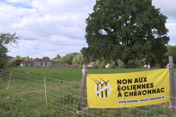 Une banderole de l'association Défense de la Vallée Tardoire, opposée au projet d'éoliennes à Chéronnac.