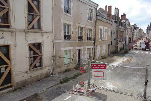 Le numéro 19 de la rue de Bourgogne montre des mouvements de facade significatifs.