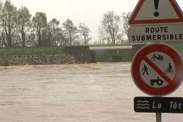 Les principaux axes près des cours d'eau en crue sont coupés