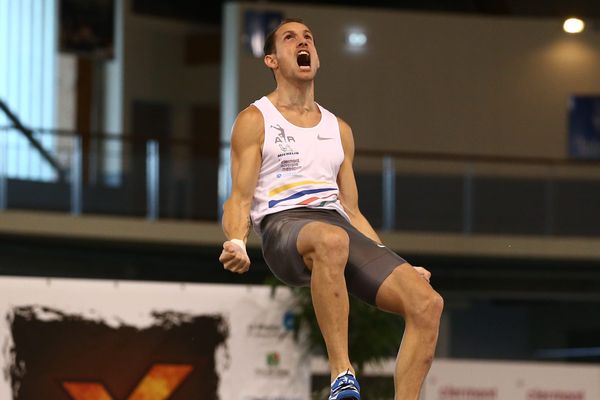 Lors de l'épreuve de saut à la perche de l'heptathlon, le Français Renaud Lavillenie réalise la meilleure performance 2018 avec un saut à 5,86 m.