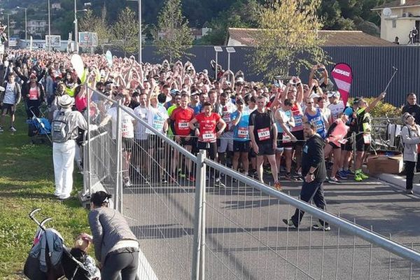 Les participants du semi-marathon sur la ligne de départ ce dimanche.