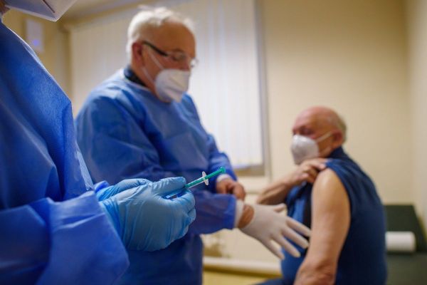 La vaccination des plus de 75 ans a commencé aujourd'hui alors que la vaccination des soignants ciblés connaît des cafouillages.