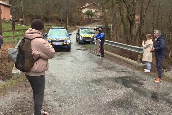 Jeudi 28 mars 2024 : près de neuf mois après la disparition du petit Emile au Haut-Vernet, le hameau est bouclé pour une mise en situation afin de tenter de comprendre comment l'enfant a pu disparaître le 8 juillet 2023.