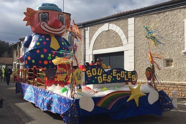 Rhône - Saint-Pierre-de-Chandieu à l'heure de son 50e carnaval : il a débuté ce vendredi matin avec le carnaval des écoles...