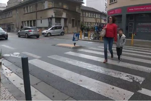 En juin dernier, deux enfants et leur nounou avaient été renversés sur le passage piéton de la rue Marceau en sortant de l'école.