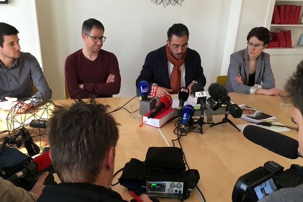 Les enfants des victimes et leur avocat ont tenu une conférence de presse le 15 avril 2019.