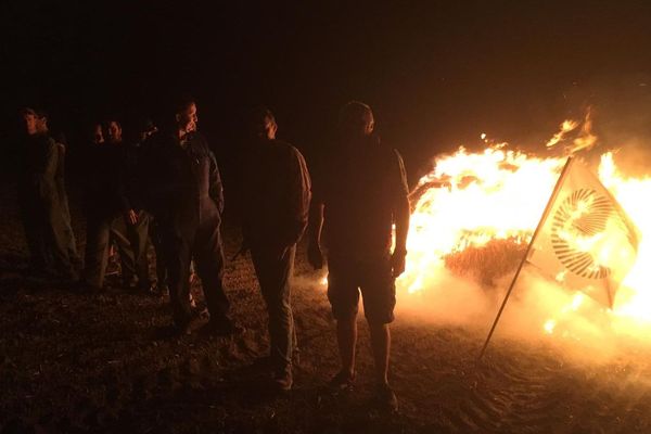 L'un des "feux de la colère" allumé lundi soir par des agriculteurs à la limite de la Haute-Garonne et du Gers