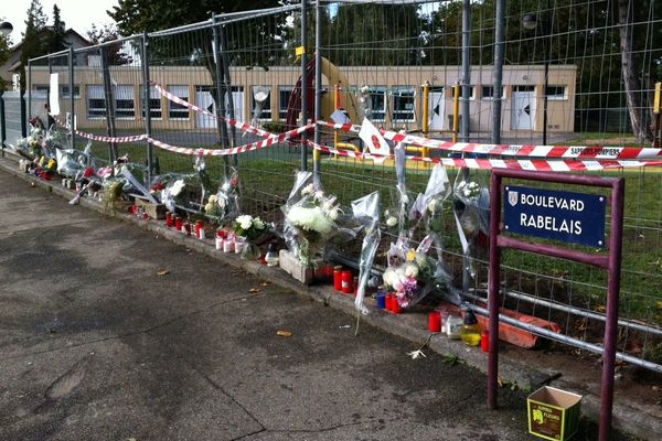 Les lieux de l'accident, départ de la marche blanche, fleuris par les participants.