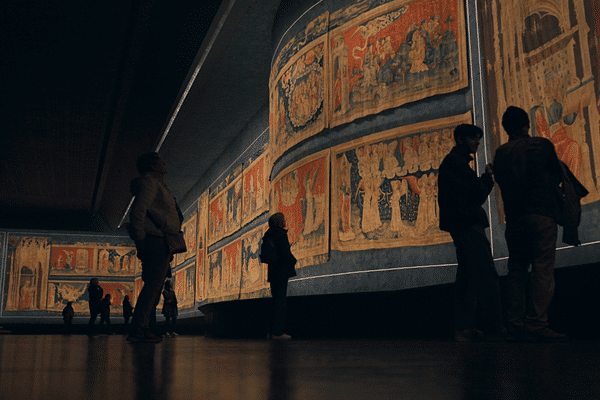 Plus de 250 000 visiteurs viennent admirer chaque année la monumentale Tapisserie de l'Apocalypse exposée au Château d'Angers